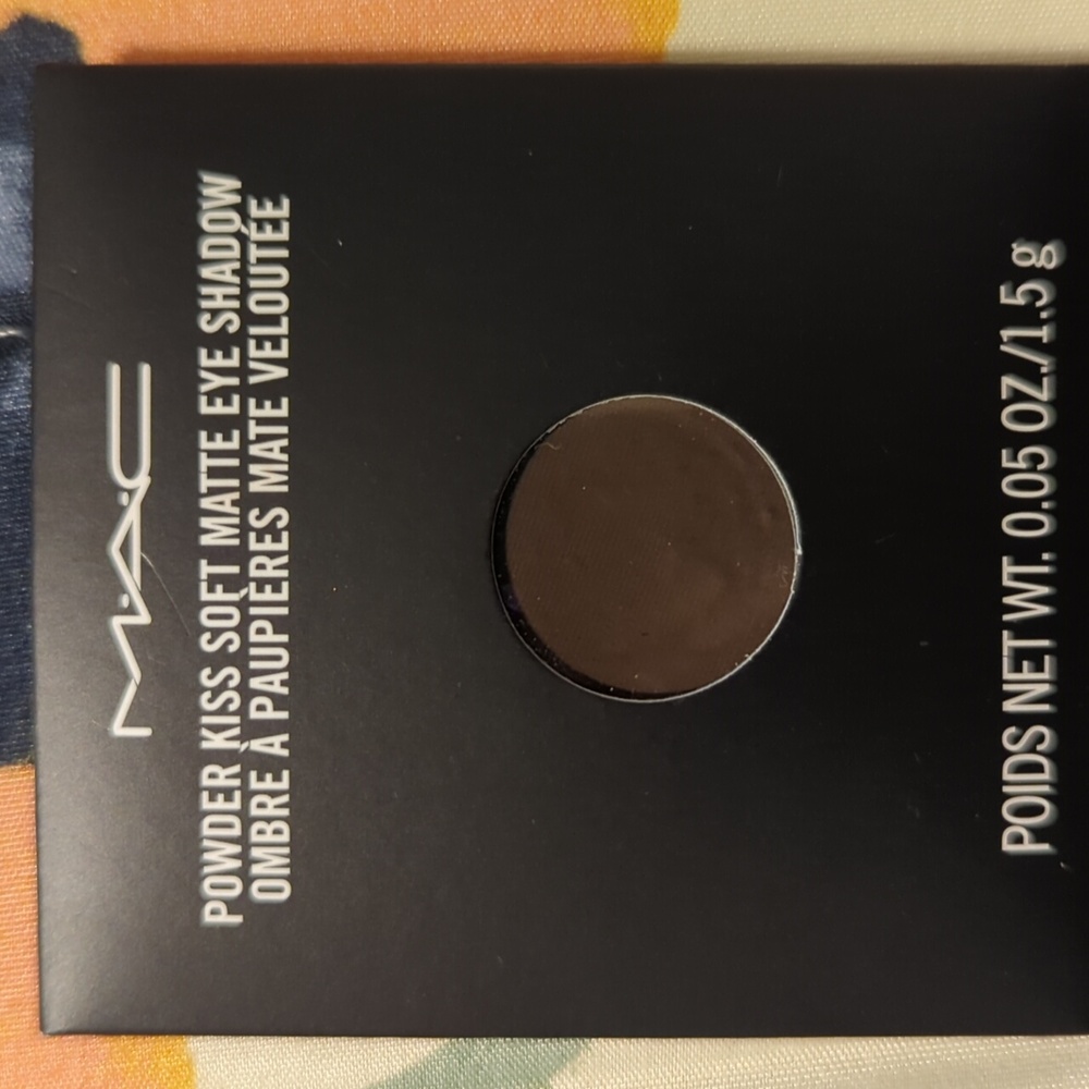 NIB MAC POWDER KISS SOFT MATTE EYE SHADOW COLOR GIVE A GLAM NET WT. 0.05 OZ/1.5g